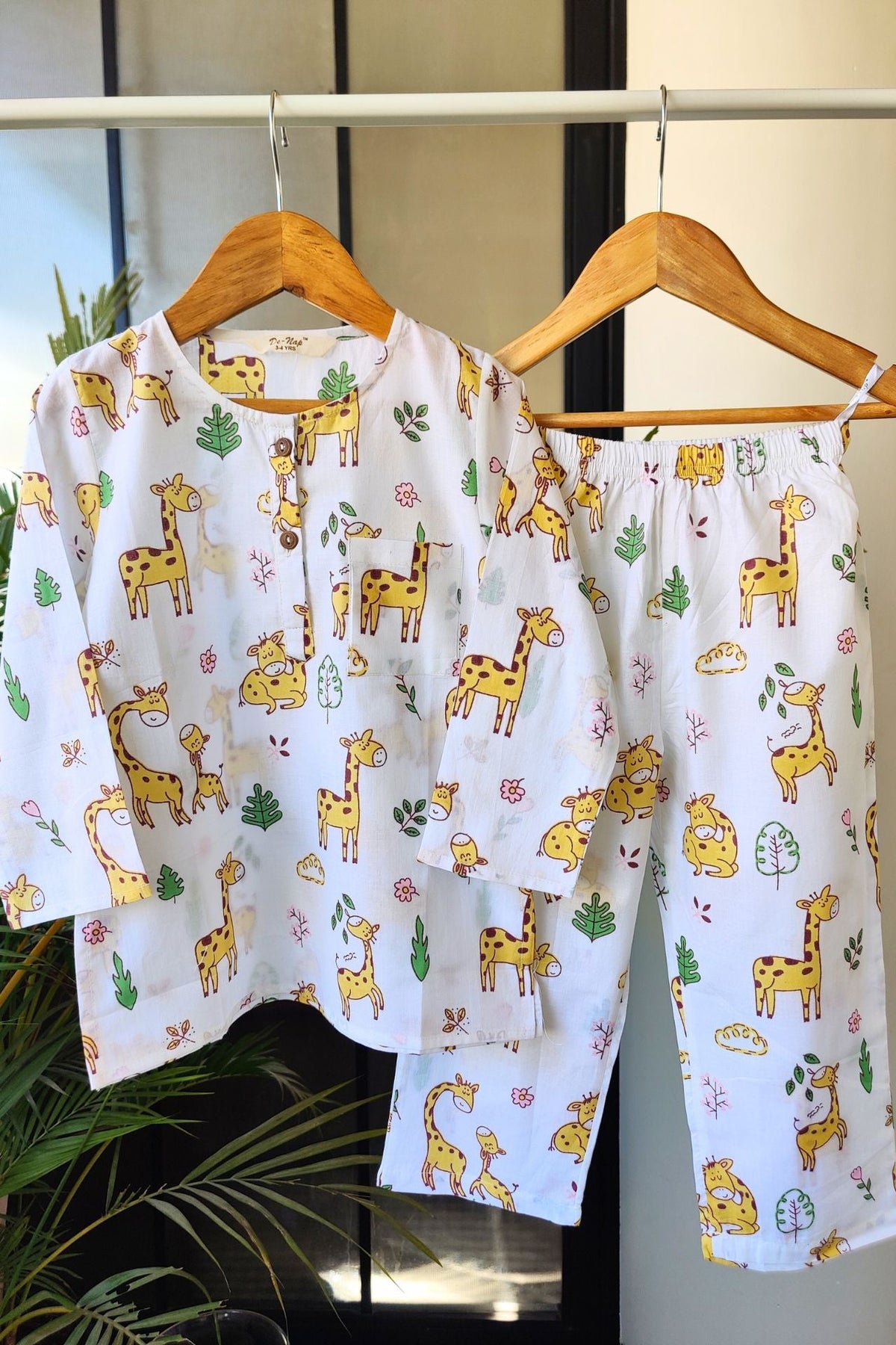 Giraffe Dreams Mul Kurta Pyjama Set Girls / Boys - De - Nap.in - Nightwear